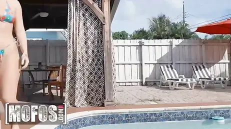 Bien qu'elle ait un petit ami, elle se laisse baiser par un beau mec rencontré au hasard au bord de la piscine.