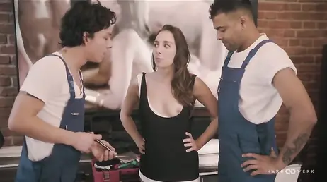 Los dos técnicos de la televisión la pillan con porno: menuda follada le van a dar ... !