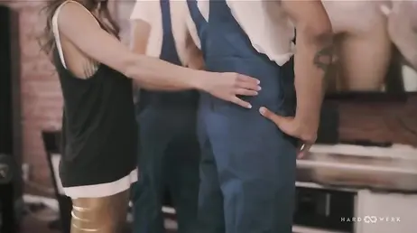 Los dos técnicos de la televisión la pillan con porno: menuda follada le van a dar ... !