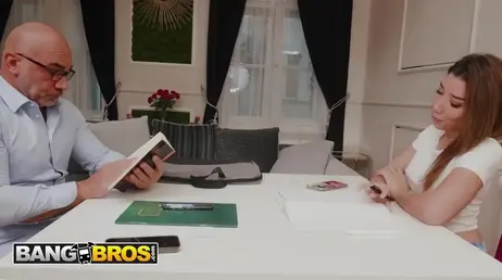 Elle dit au père de son petit ami de regarder sous la table la chatte qu'elle a