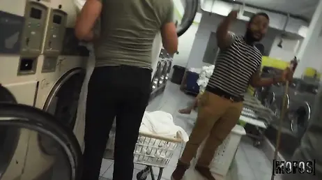 Increible follada con una desconocida en una lavanderia pública: casi les pillan!