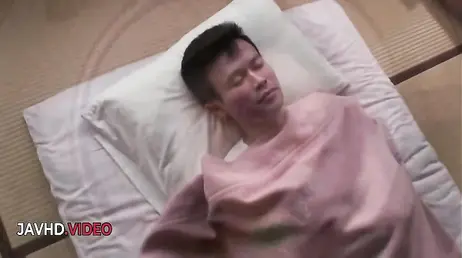 Asiática ama castiga a su pobre sumiso pero le recompensa con una paja