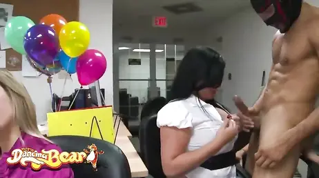 Tias borrachas y calientes que pierden los papeles y pajean las pollas de los boys