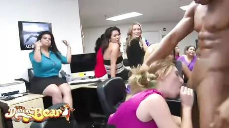Tias borrachas y calientes que pierden los papeles y pajean las pollas de los boys