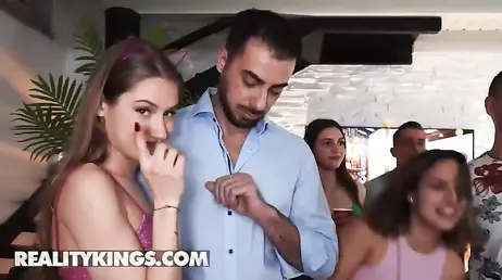 Se escaquean de la fiesta de empresa para irse a follar .. y acaban espiados