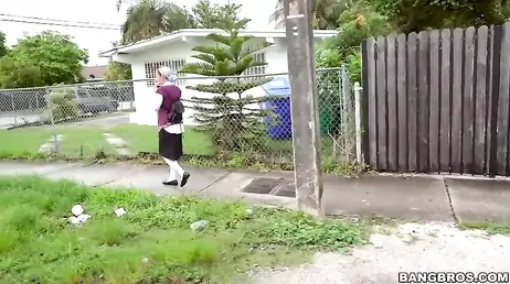La guapa criada se sube al coche de un desconocido y se deja follar