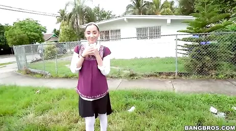 La guapa criada se sube al coche de un desconocido y se deja follar