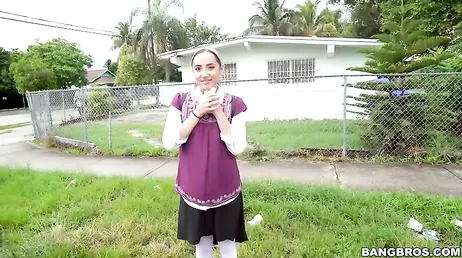La guapa criada se sube al coche de un desconocido y se deja follar