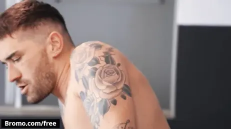 The meeting between the prisoner and his lawyer ends with blowjobs and anal sex!
