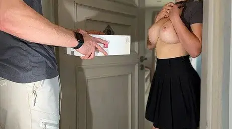 Abre la puerta de casa para recibir al repartidor con las tetas al aire ... !!