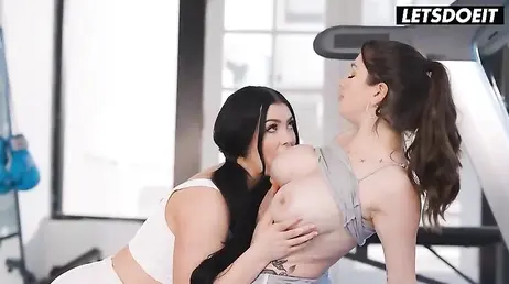 Su amiga le pone el coño cerca de la cara cuando entrenan juntas: menudo calentón!