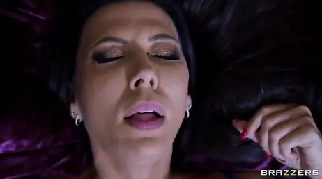 Su marido la despierta con una lamida de pezones y coño increible: menuda follada
