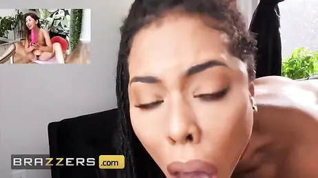 Dos amigas calientes se calientan en una videollamada y se masturban juntas