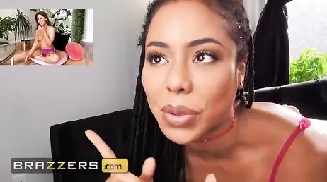 Dos amigas calientes se calientan en una videollamada y se masturban juntas