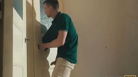 La profesora madura tiene unas tetazas increibles: menuda MILF mas sexy !!