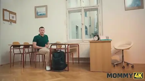 La profesora madura tiene unas tetazas increibles: menuda MILF mas sexy !!