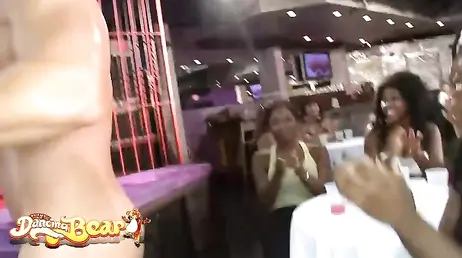Tias buenas e infieles se desmadran en una fiesta y comen polla sin parar
