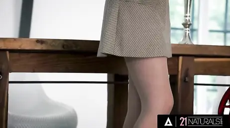 Milf caliente está deseando que su amante llegue a su piso discreto de encuentros