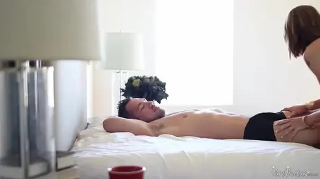 Esposa caliente prepara cafe y vuelve a la cama para un anal xxx