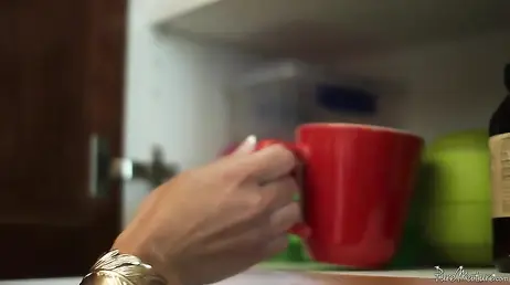 Esposa caliente prepara cafe y vuelve a la cama para un anal xxx