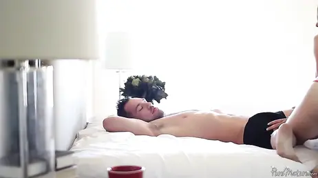 Esposa caliente prepara cafe y vuelve a la cama para un anal xxx