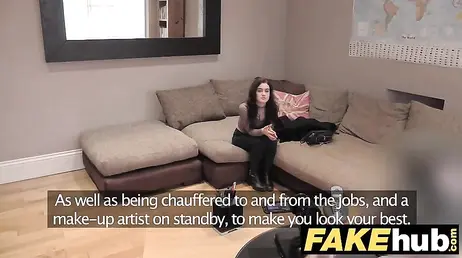 Timida adolescente universitaria se deja follar en la entrevista de trabajo