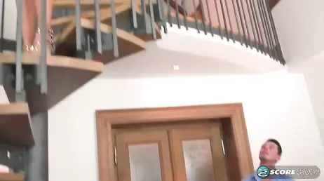 Tengo novia pero la vecina madura cada vez me pone mas caliente: me quiere follar