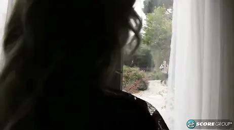 Este universitario lleva mucho sin follar y decide pedir ayuda a una madura