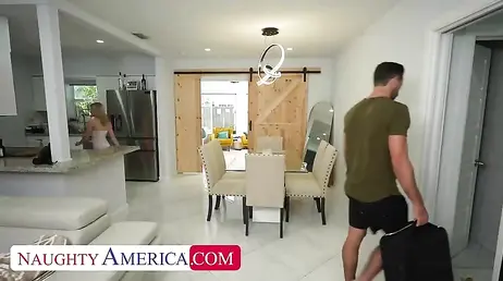 Llego antes a casa y hay un amigo de mi hijo en la piscina: qué polla tiene