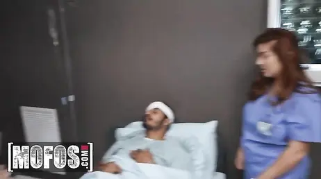 La enfermera del turno de noche se deja follar por el doctor: qué pezones