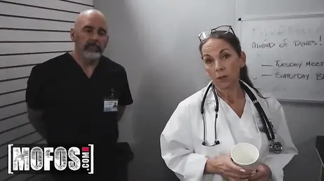 La enfermera del turno de noche se deja follar por el doctor: qué pezones