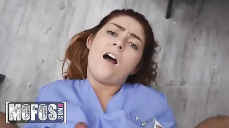 La enfermera del turno de noche se deja follar por el doctor: qué pezones