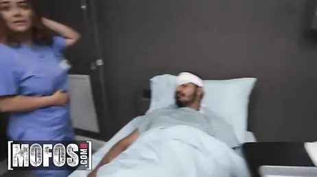 La enfermera del turno de noche se deja follar por el doctor: qué pezones