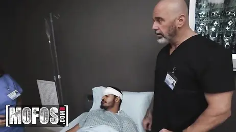 La enfermera del turno de noche se deja follar por el doctor: qué pezones