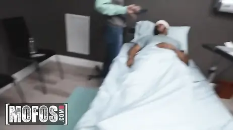 La enfermera del turno de noche se deja follar por el doctor: qué pezones