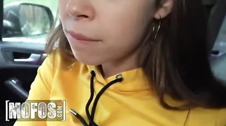 Vuelven de un dia de montaña y la chica comiendo polla en el coche ... !!