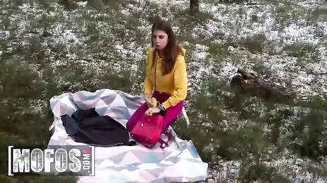Vuelven de un dia de montaña y la chica comiendo polla en el coche ... !!