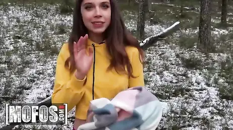 Vuelven de un dia de montaña y la chica comiendo polla en el coche ... !!
