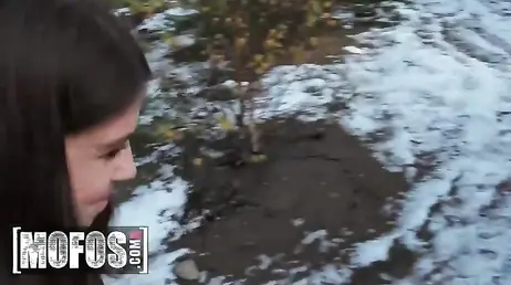 Vuelven de un dia de montaña y la chica comiendo polla en el coche ... !!