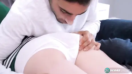 Su novia lleva bragas normales pero le da igual: la minifalda y los calcetines ...