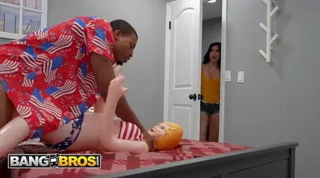 Llego a casa antes de tiempo y sorprendo a mi novio follándose a una muñeca hinchable