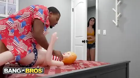 Llego a casa antes de tiempo y sorprendo a mi novio follándose a una muñeca hinchable