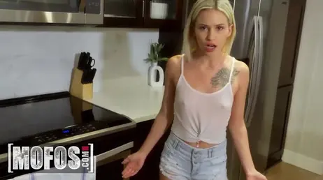 Rubia delgada con tatuajes llega del trabajo caliente y con muchas ganas de follar