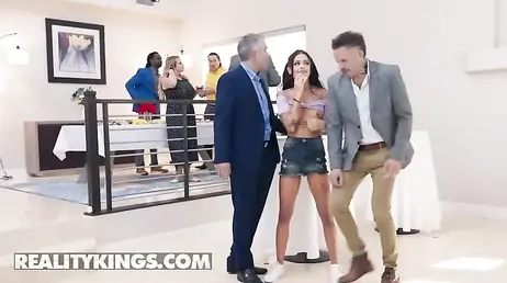 Mamando a escondidas las pollas de los invitados en una reunión de amigos