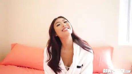 Zorrita solita en la cama esperando que llegue su novio para follarla