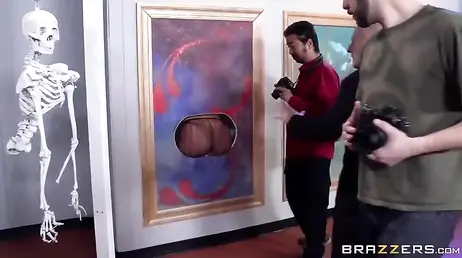 Eine Ausstellung moderner Kunst endet in einer total abgefahrenen Gratis-Sex-Session!