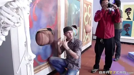 Eine Ausstellung moderner Kunst endet in einer total abgefahrenen Gratis-Sex-Session!