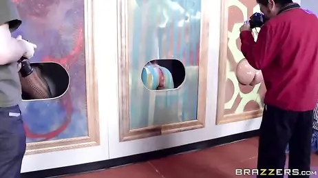 Eine Ausstellung moderner Kunst endet in einer total abgefahrenen Gratis-Sex-Session!
