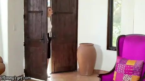 Sorprende a su hijastra con una amiga en la cama ... y acaban las tres follando juntas