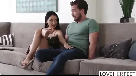 No puedo dejar de mirar las piernas y los pies de mi hijastra: me pone cerdisimo